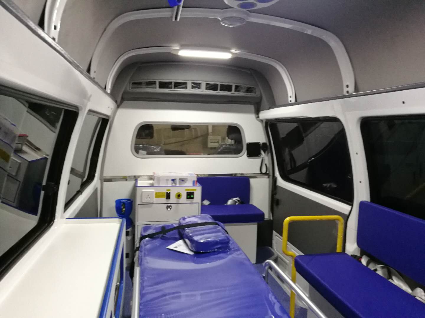 ambulancia con equipo