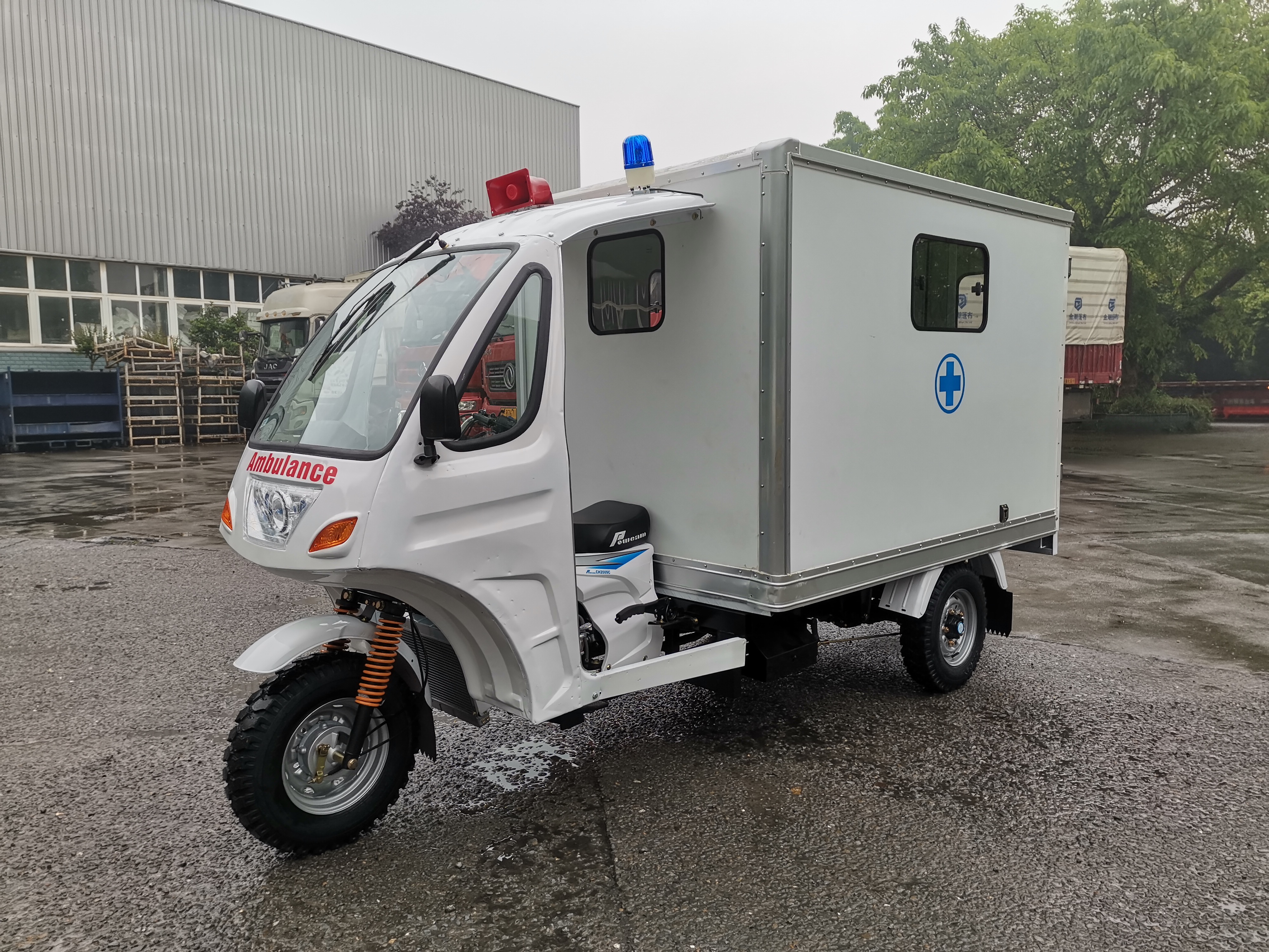 Potente coche de ambulancia de tres ruedas